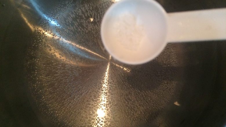班尼迪克蛋 英式马芬 水波蛋 荷兰酱做法,水中加入适量的盐和白醋。