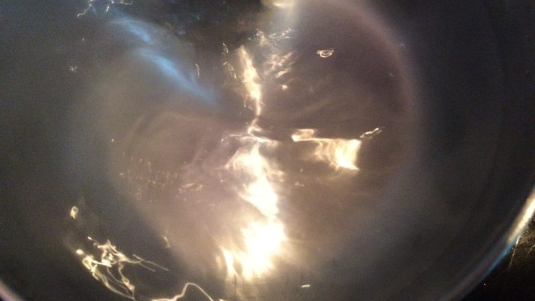 班尼迪克蛋 英式马芬 水波蛋 荷兰酱做法,水沸腾后关火，用筷子旋转出一个水旋窝。