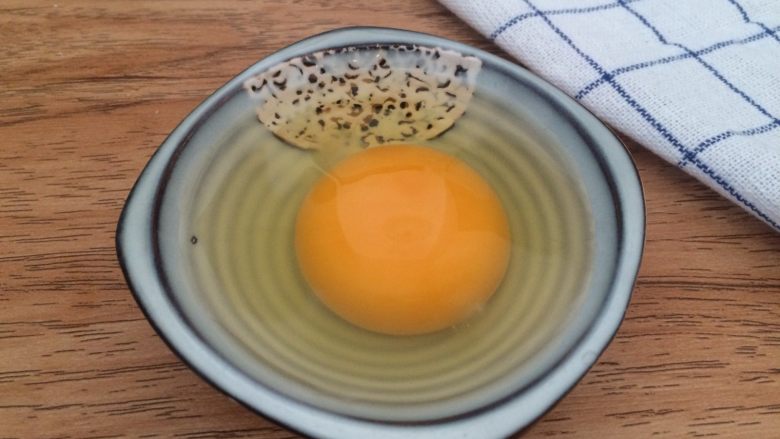 班尼迪克蛋 英式马芬 水波蛋 荷兰酱做法,将鸡蛋沿着旋窝倒入水中，并加盖子焖3分钟。这时候可以另起一锅将菠菜在热水中焯5秒中，并放入冷水中待用；培根或火腿放煎锅中煎至金黄。