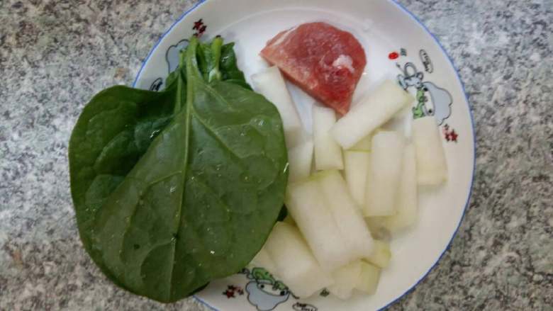 冬瓜冰糖枸杞饮（冬瓜杂蔬粥）,用适量的冬瓜切成段，加入适量的木耳菜，肉末