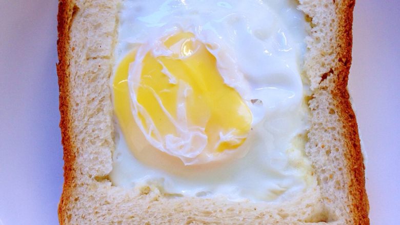 鸡蛋吐司堡,微波炉里出来的蛋和盘子有粘连，取时用刀分离，或者做之前盘子先刷时一层薄薄的油防止粘连，把蛋与盘子分开。