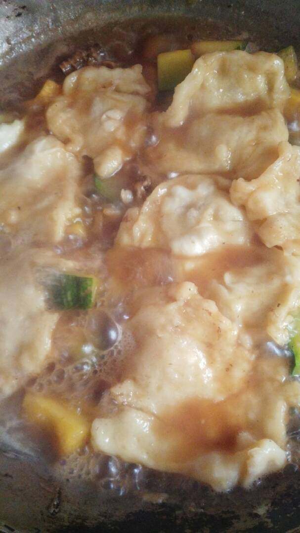 南瓜炖小鸡,把面按成薄饼，放在南瓜上面，煮熟，放点蒜末
