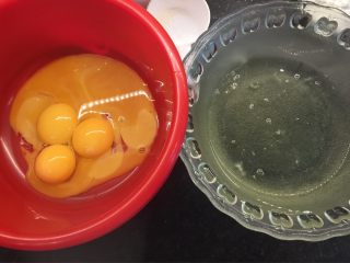爱心💗生日蛋糕,将鸡蛋的蛋黄和蛋清打入干净的塑料盆/不锈钢盆
