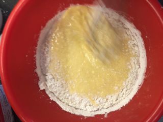 爱心💗生日蛋糕,将混合好的粉过筛倒入蛋黄盆里，并搅拌均匀