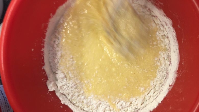 爱心💗生日蛋糕,将混合好的粉过筛倒入蛋黄盆里，并搅拌均匀