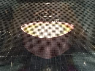 爱心💗生日蛋糕,烤箱上下火150度烤30分钟左右，膨胀到最高，上面裂开，转130度上下火20分钟