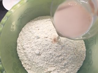 刺猬奶黄包,融化好的酵母倒入面粉里，搅拌均匀