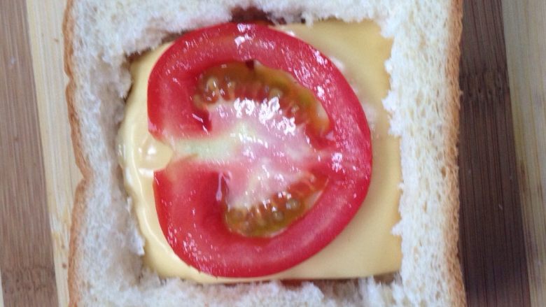 番茄肉饼吐司堡,番茄洗净切片，放一在上面。