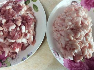 陕西岐山臊子面肉臊子,把肥瘦肉分开切成指甲盖大小的片，瘦肉也可以切小丁丁。