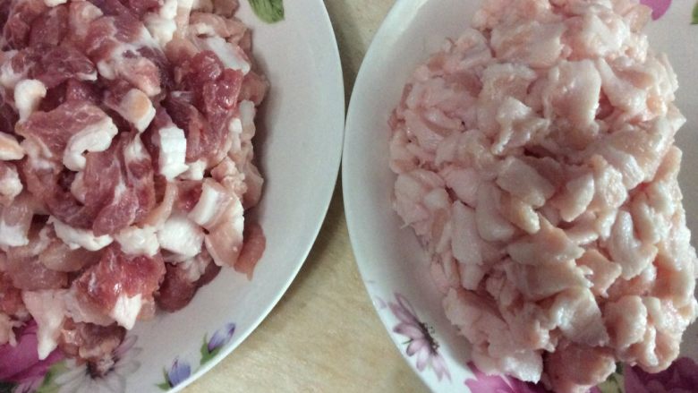 陕西岐山臊子面肉臊子,把肥瘦肉分开切成指甲盖大小的片，瘦肉也可以切小丁丁。