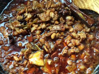 陕西岐山臊子面肉臊子,焖的水分少了，放入辣子面翻炒均匀。