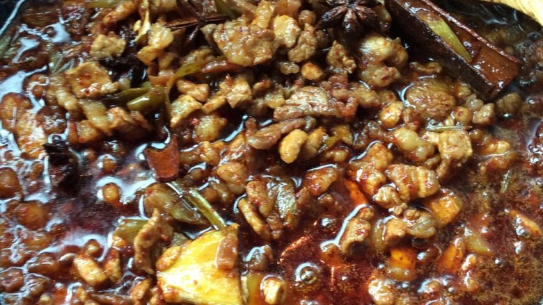 陕西岐山臊子面肉臊子,焖的水分少了，放入辣子面翻炒均匀。