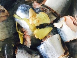 红烧鲅鱼,鲅鱼块放料酒、少量盐、姜片腌制十分钟