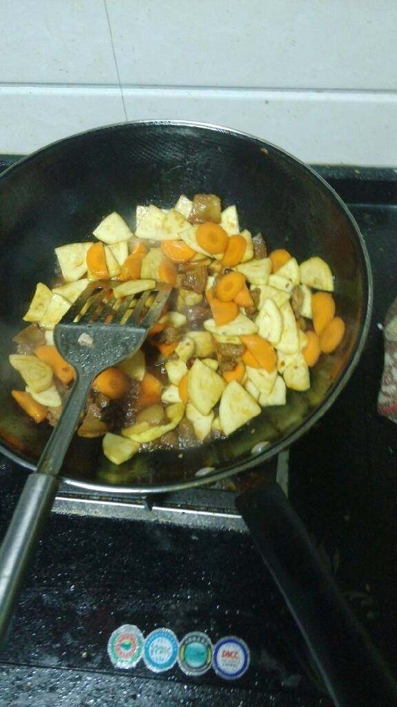 生瓜胡萝卜炒肉,先放油把肉炒熟变色后加入生瓜和胡萝卜