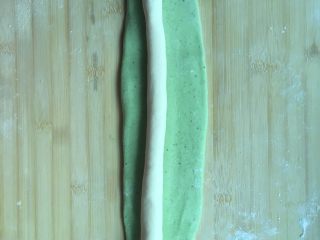 翡翠白玉饺子,按照图片展示的样子摆好，再将绿色面皮包裹住白色面条，同样揉成柱状。