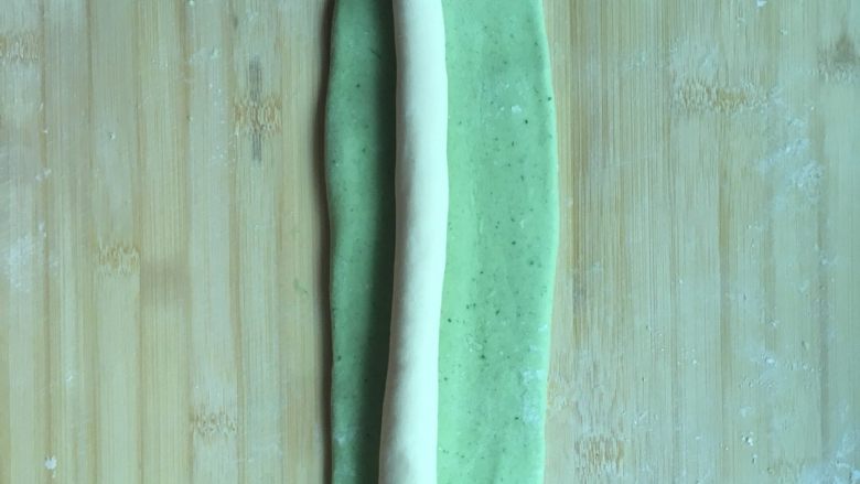 翡翠白玉饺子,按照图片展示的样子摆好，再将绿色面皮包裹住白色面条，同样揉成柱状。