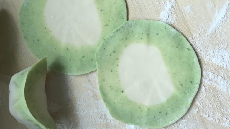 翡翠白玉饺子,擀成这样的饺子皮，里面是白色外全是绿色。