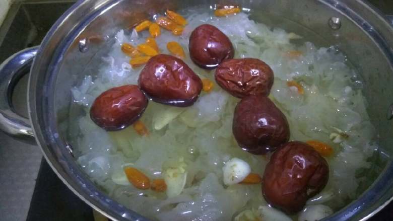 银耳大枣枸杞汤,煮沸后加入其他食材～