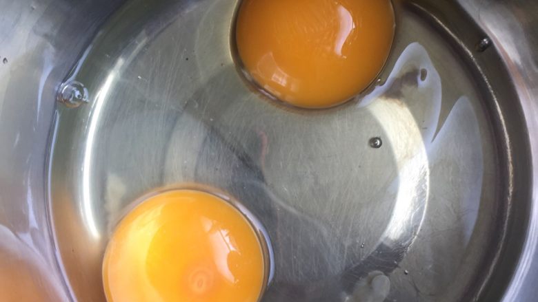 西红柿炖土鸡蛋,蛋三个