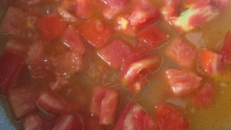 西红柿炖土鸡蛋,煮沸就行