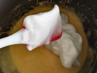 蔓越莓戚风蛋糕,然后先挑2勺打发好的蛋白至蛋黄糊中，从下往上搅拌