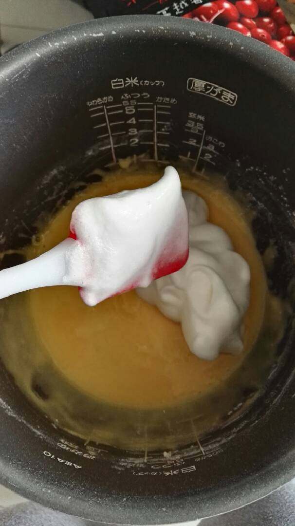 蔓越莓戚风蛋糕,然后先挑2勺打发好的蛋白至蛋黄糊中，从下往上搅拌