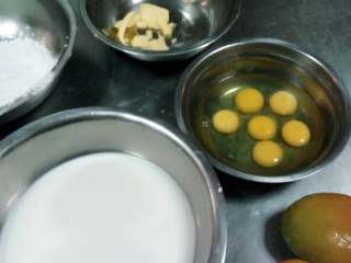 芒果千层,把鸡蛋牛奶加入粉类物中拌匀黄油用微波炉打成液态油加入一起搅拌
