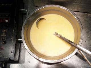 芒果千层,搅拌好过滤把平底锅准备好最好是8 9寸的平底锅这样摊出来规则一些