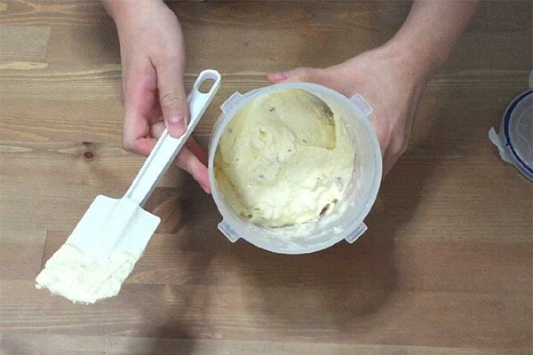 香草巴旦木冰淇淋,当状态已经比较凝固时，开始准备添加果仁，果仁需烤箱200度烘烤10分钟，冷却后加入冰淇淋，混合均匀；
（此步如换成蔓越莓干，可直接添加，但蛋黄糊中的糖建议减量）