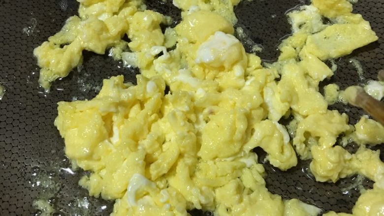 「吃货久久」足料拌日本拉面,喜欢鸡蛋很嫩的朋友中大火15秒就可以关火了 利用余温继续用筷子