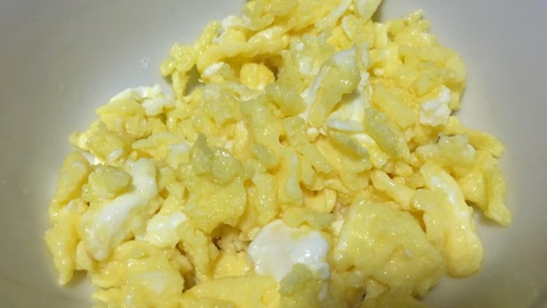 「吃货久久」足料拌日本拉面,鸡蛋乘出待用 不用洗锅 剩下的油可以继续用