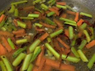 「吃货久久」足料拌日本拉面,蔬菜炒香 倒入适量的水 上锅盖 大火闷煮一会