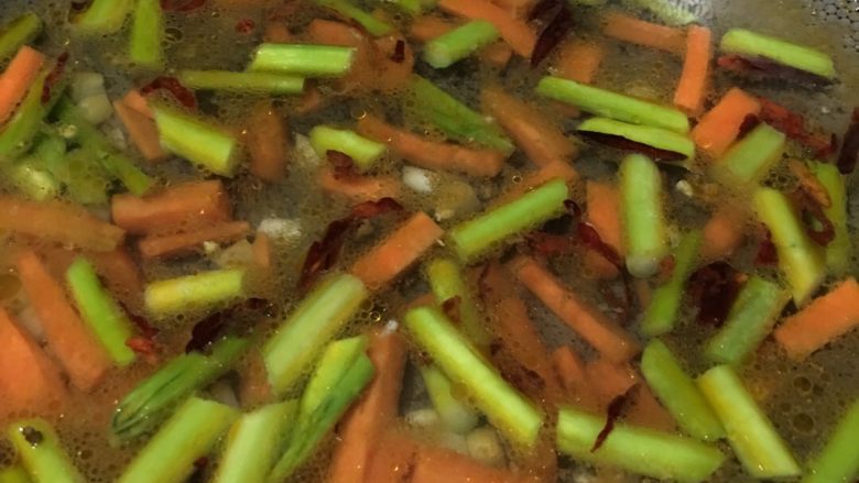 「吃货久久」足料拌日本拉面,蔬菜炒香 倒入适量的水 上锅盖 大火闷煮一会