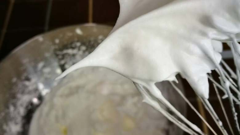 织女也疯狂 — 【爱心蛋糕卷】,蛋白(冷藏)+½白砂糖打到硬性发泡，如图示，蛋白能形成直立尖角。