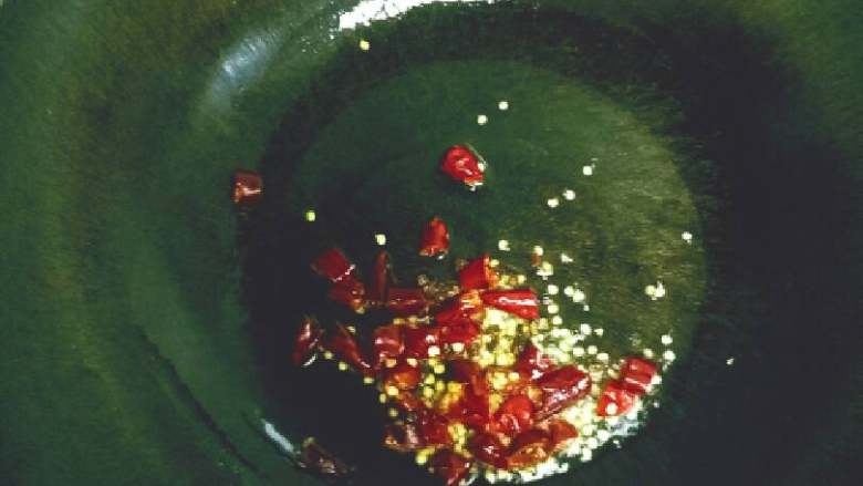 辣番茄风味汤面,锅中倒油，小火，放入花椒和红辣椒段至变色有香味关火，倒出备用。