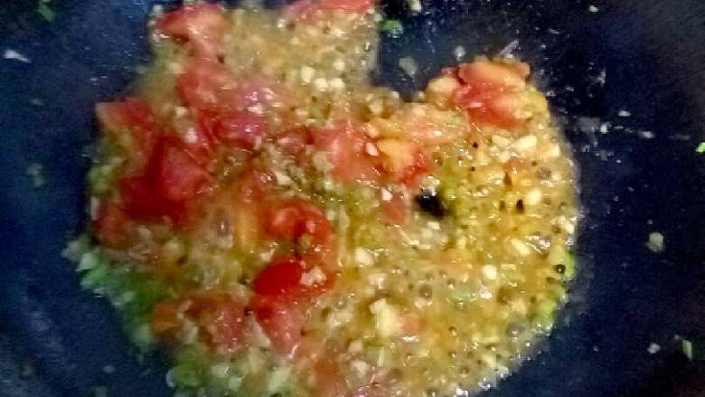 辣番茄风味汤面,锅中添油，葱、姜、蒜、香芹倒入，西红柿倒入翻炒，加一点勾芡。（或者清水，或者正在煮面的面汤）