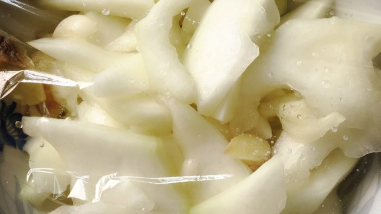原始风木耳菜红白豆腐黄鱼包饭,冰箱中取出隔天腌制的老蒲瓜。