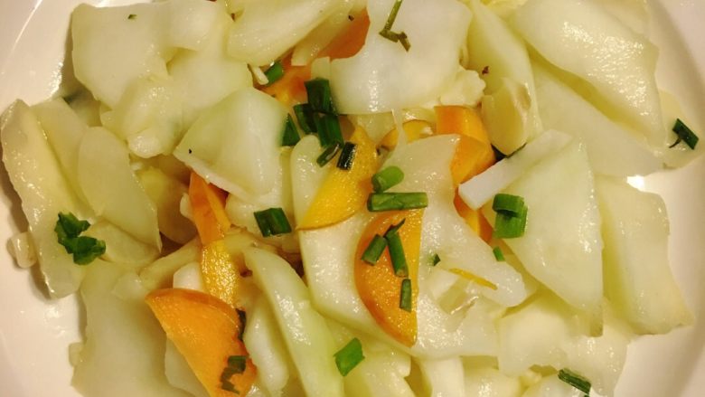 原始风木耳菜红白豆腐黄鱼包饭,配以萝卜、葱蒜清炒后做配菜。