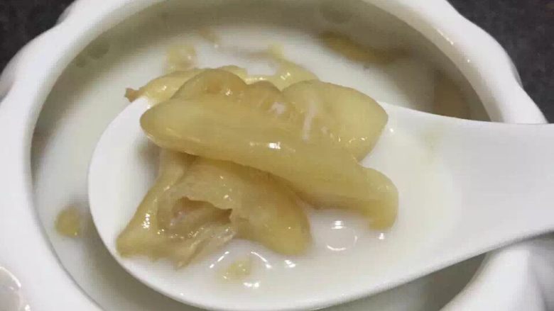 椰汁雪蓮子燉黃花膠