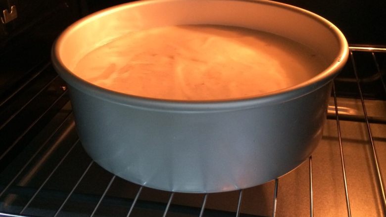 香蕉戚风蛋糕,入预热好的烤箱内中下层，上下火160度，约45分钟。（各家烤箱脾气不同，按各自的烤箱来设定温度时间）