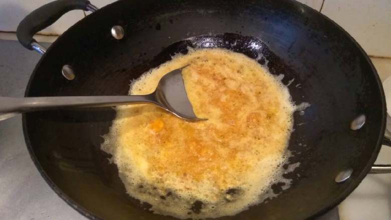 咸蛋黄豆腐,用锅铲把咸蛋黄压碎，翻炒。小火煮30秒。