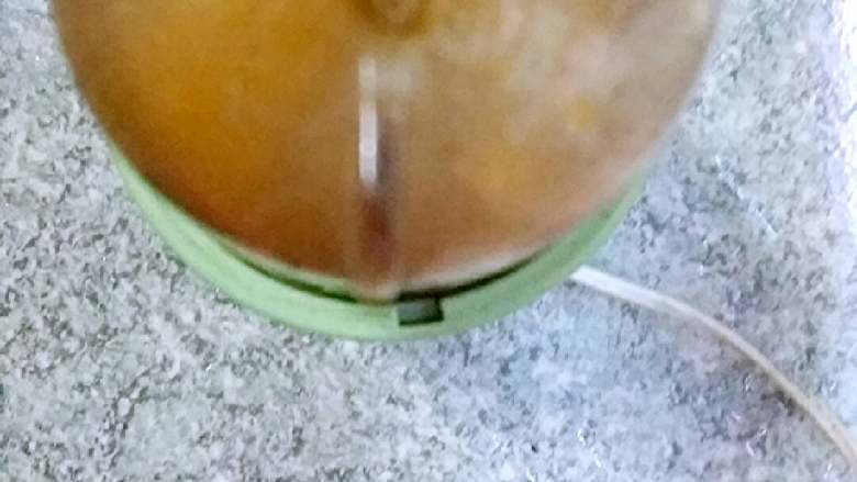 南瓜红豆薏米糊,蒸熟的南瓜捣烂，放入榨汁机加入适量的蜂蜜和红豆薏米粉，再加入适量的开水榨成糊状。