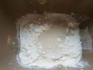 菠萝酥粒蛋糕,再放入面粉、酵母，然后揉面15分钟。