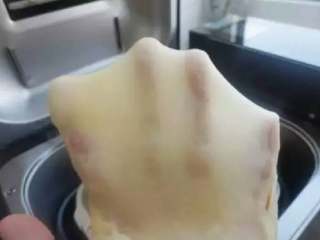 菠萝酥粒蛋糕,直至能拉出薄而有韧性的手膜时揉面结束，没有膜则继续揉。