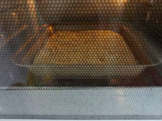 菠萝酥粒蛋糕,放入预热好的烤箱中下层，上火160度，下火140度，烤制15分钟左右。