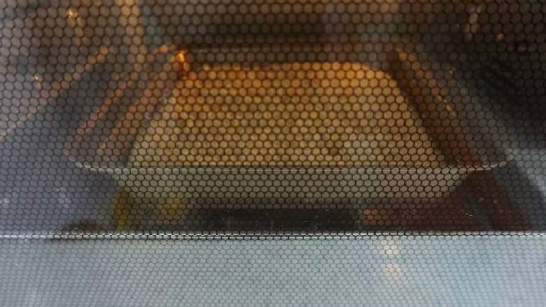 菠萝酥粒蛋糕,放入预热好的烤箱中下层，上火160度，下火140度，烤制15分钟左右。