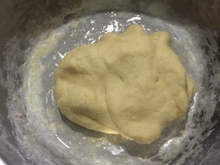 自制蜜豆燕麦面包,除黄油外的其他材料全部混合，直至面揉均匀，然后加入黄油继续揉面，其间要多次加入面粉揉匀。蛋液不要全部加入，留少许待最后刷蛋液使用