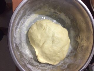 自制蜜豆燕麦面包,将面揉至图中光滑状态，盖上盖子发酵30分钟，待面团发酵成原来两倍大时取出