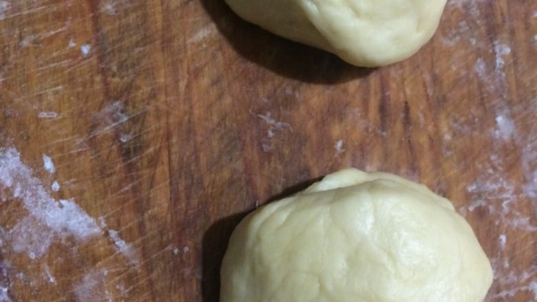 自制蜜豆燕麦面包,根据模具大小将面团分成几等份，我的为四寸大小，分成了四个面团，将面团揉光滑后醒十分钟。