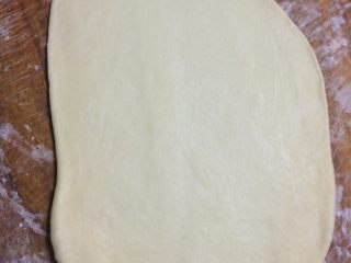自制蜜豆燕麦面包,将面团擀至长方形
